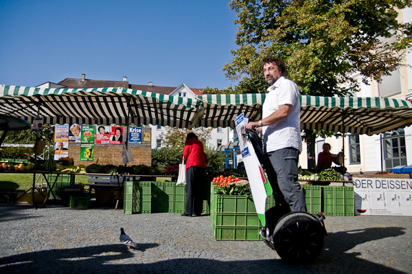 Konstanz_Oscar_Loeffler2 Oskar Löffler mit seinem Stehroller auf dem Sigmaringer Wochenmarkt (Foto: Milos Djuric)