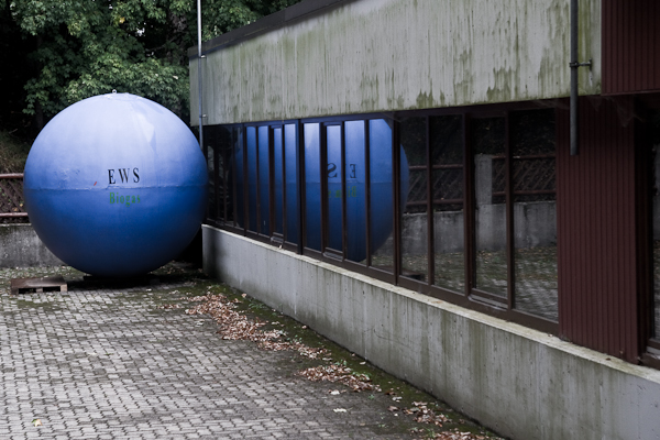 Schoenau_EWS-1 Es steht zwar Biogas drauf, drinnen ist aber nur Luft: Die Gaskugel neben dem EWS-Büro ist ein Überbleibsel vom letzten Faschings-Umzug.