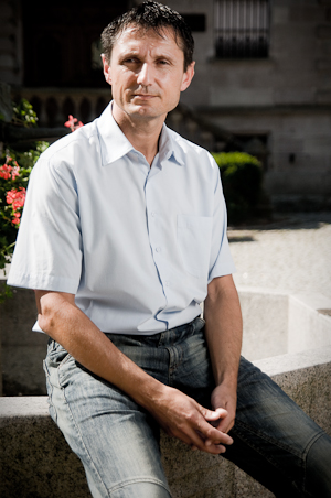 Martin Halm, stellvertretender Bürgermeister, vor dem Rathaus von Schönau